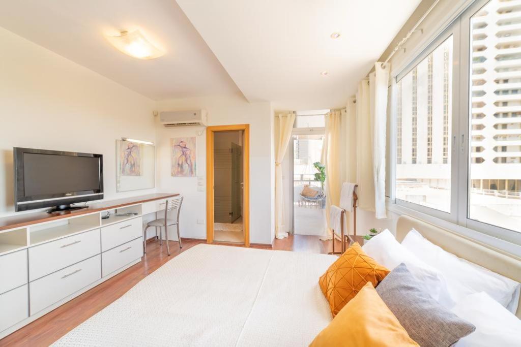 Art Apartment In Mamila - Art & View Йерусалим Екстериор снимка